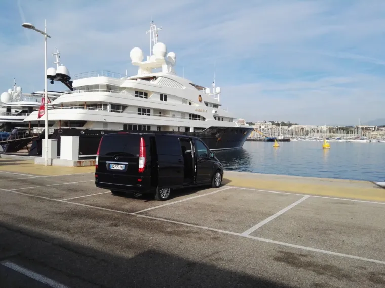 En van c'est 120 euros le transfert aéroport Nice/Antibes.