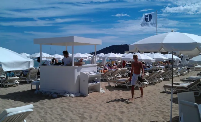 Aéroport de Nice / Ramatuelle ( nikki beach...) = 400 euros. 