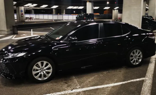 Mon véhicule Toyota Camry  pour venir vous chercher à l'aeroport juste en face des arrivées porte A3.